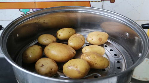把土豆倒进滚烫开水中 瞬间变成美食 30年头一次见这做法,真好吃