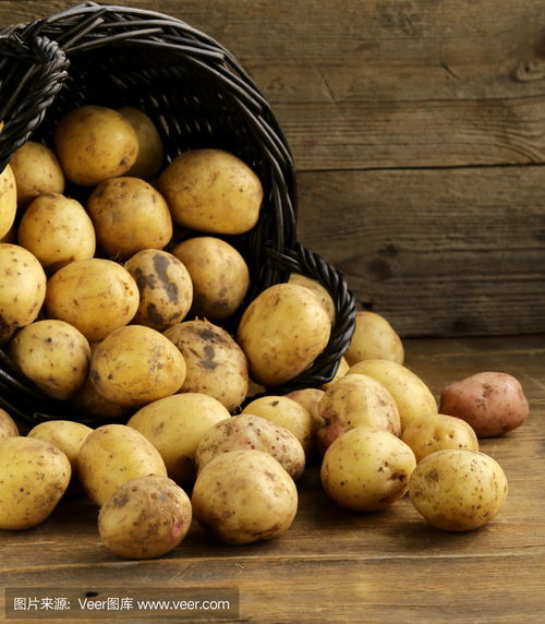 在木制背景上的新鲜有机土豆fresh organic potatoes on a wooden background photo
